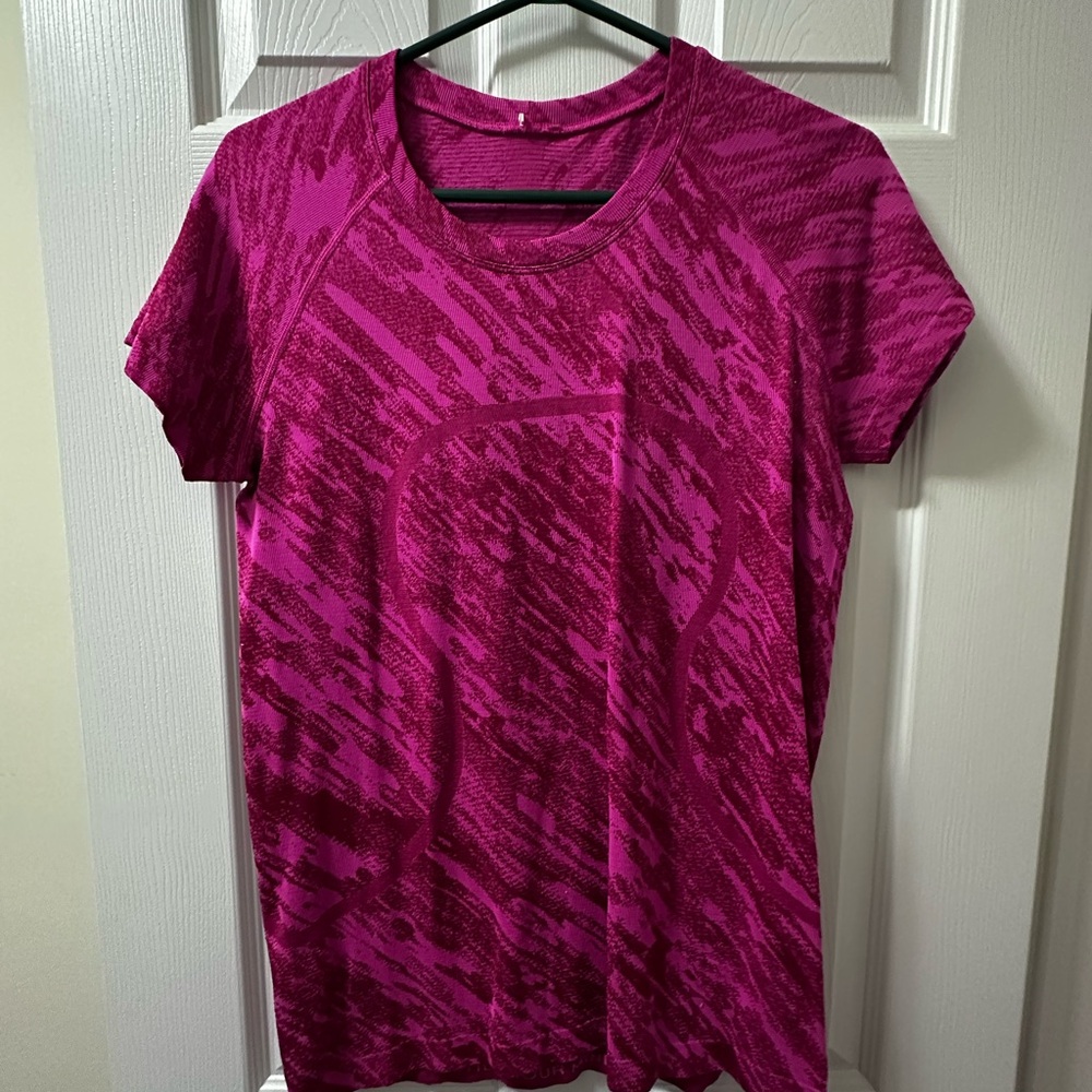 Lululemon link swiftly t-shirt. Limited edition colour.